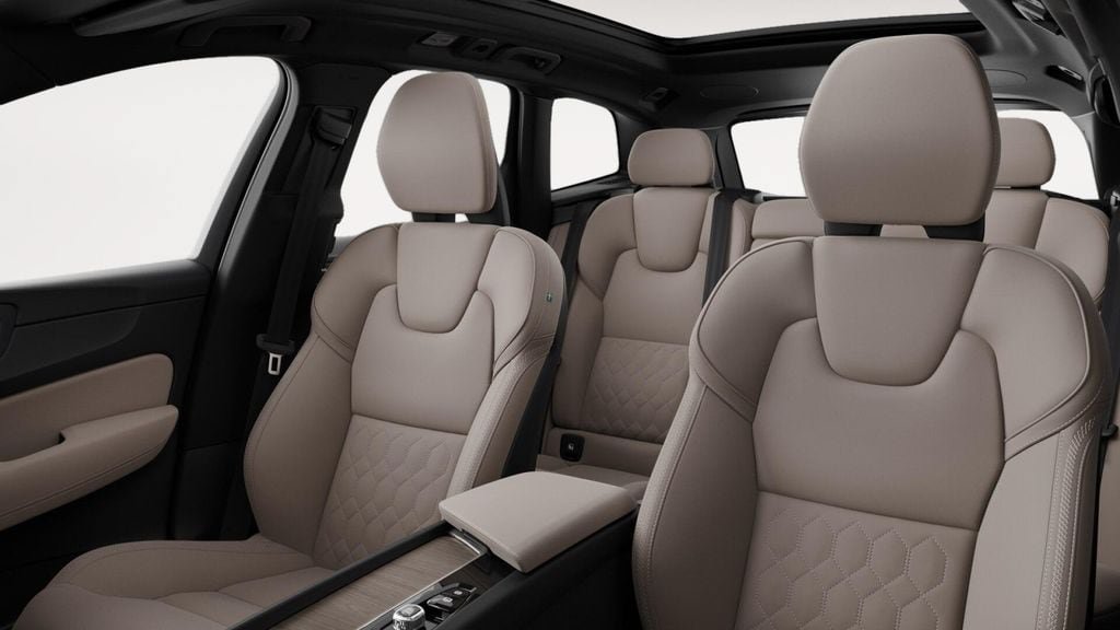 New 2026 Volvo XC60 B5 Plus w/ Protection Package Premier AWD/4WD image 7