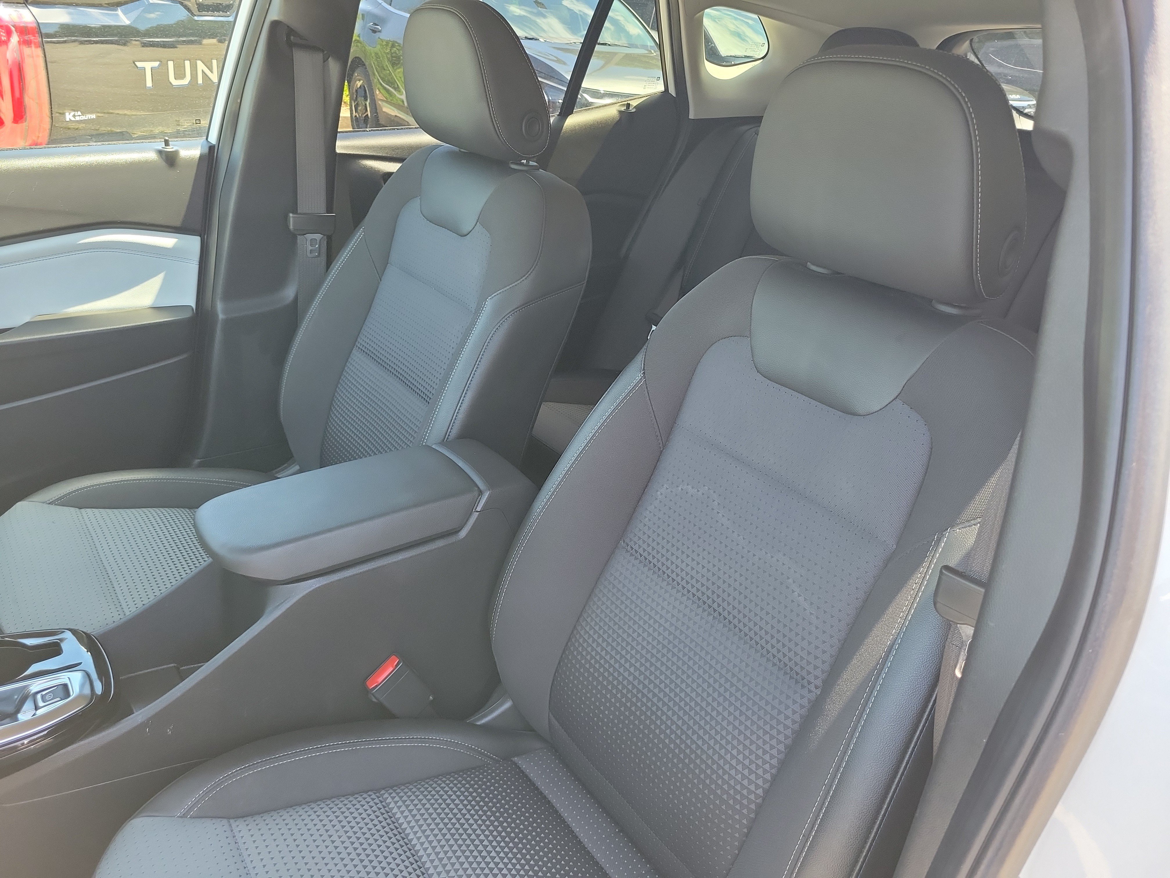 Used 2025 Chevrolet Trax LT FWD image 17