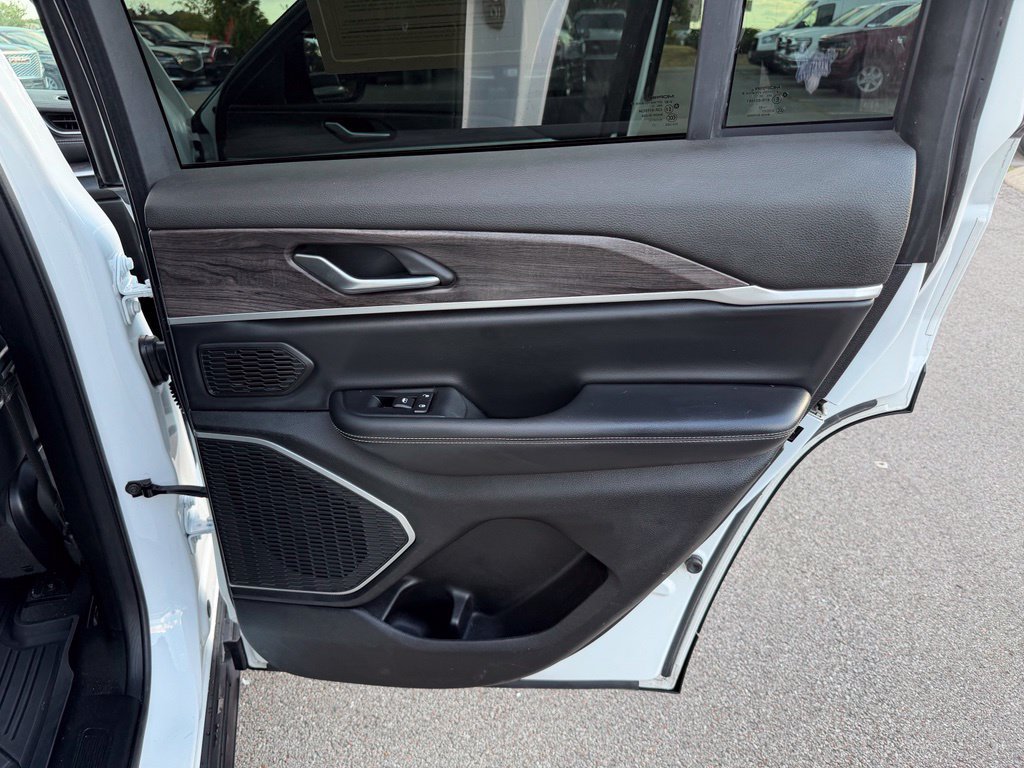 Used 2022 Jeep Grand Cherokee Limited AWD/4WD image 16