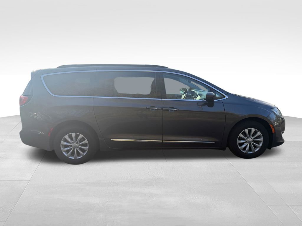 Used 2017 Chrysler Pacifica Touring-L image 9