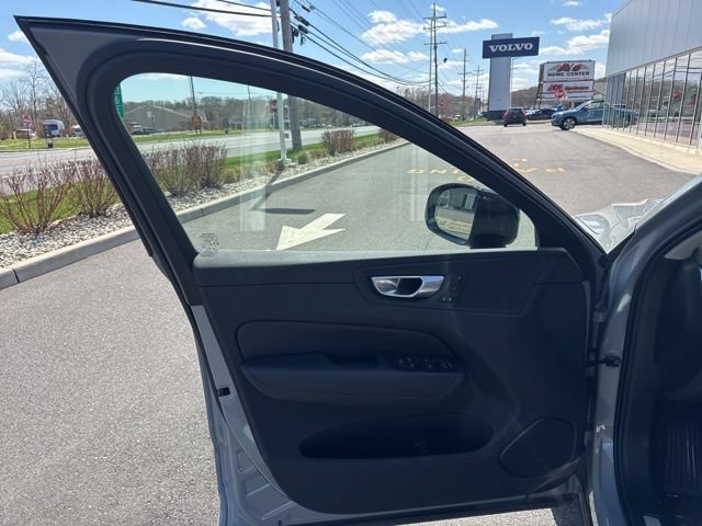 Certified 2025 Volvo XC60 B5 Plus AWD/4WD image 19