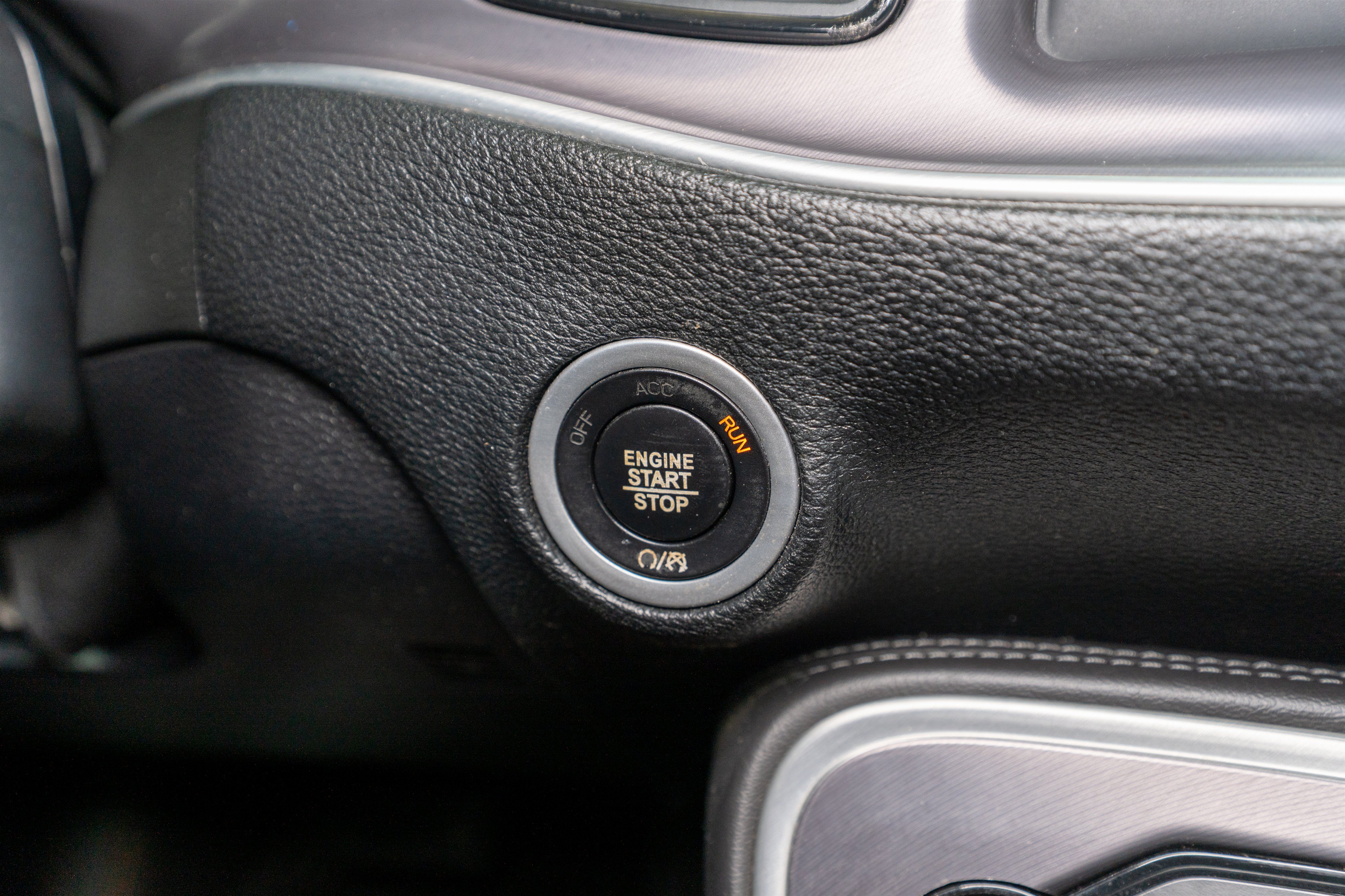 Used 2019 Dodge Challenger R/T w/ Driver Convenience Group RWD image 23