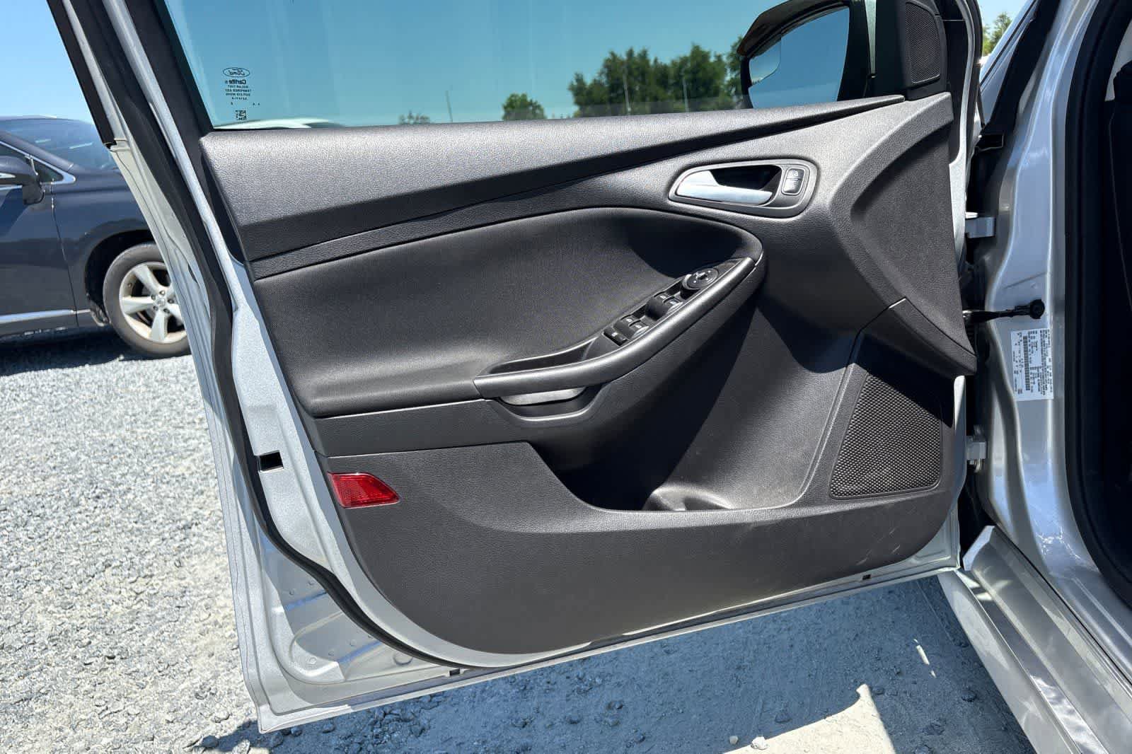 Used 2015 Ford Focus SE w/ SE Sport Package FWD image 15