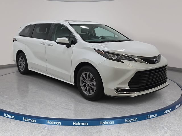 Certified 2024 Toyota Sienna XLE FWD image 3