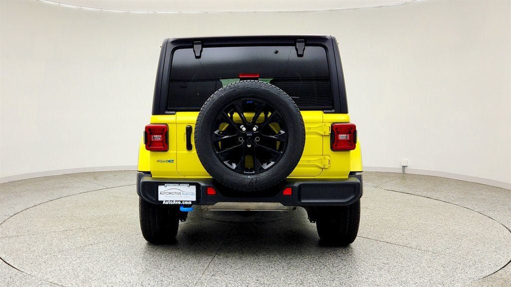 Used 2023 Jeep Wrangler Unlimited Sahara w/ Cold Weather Group AWD/4WD image 6