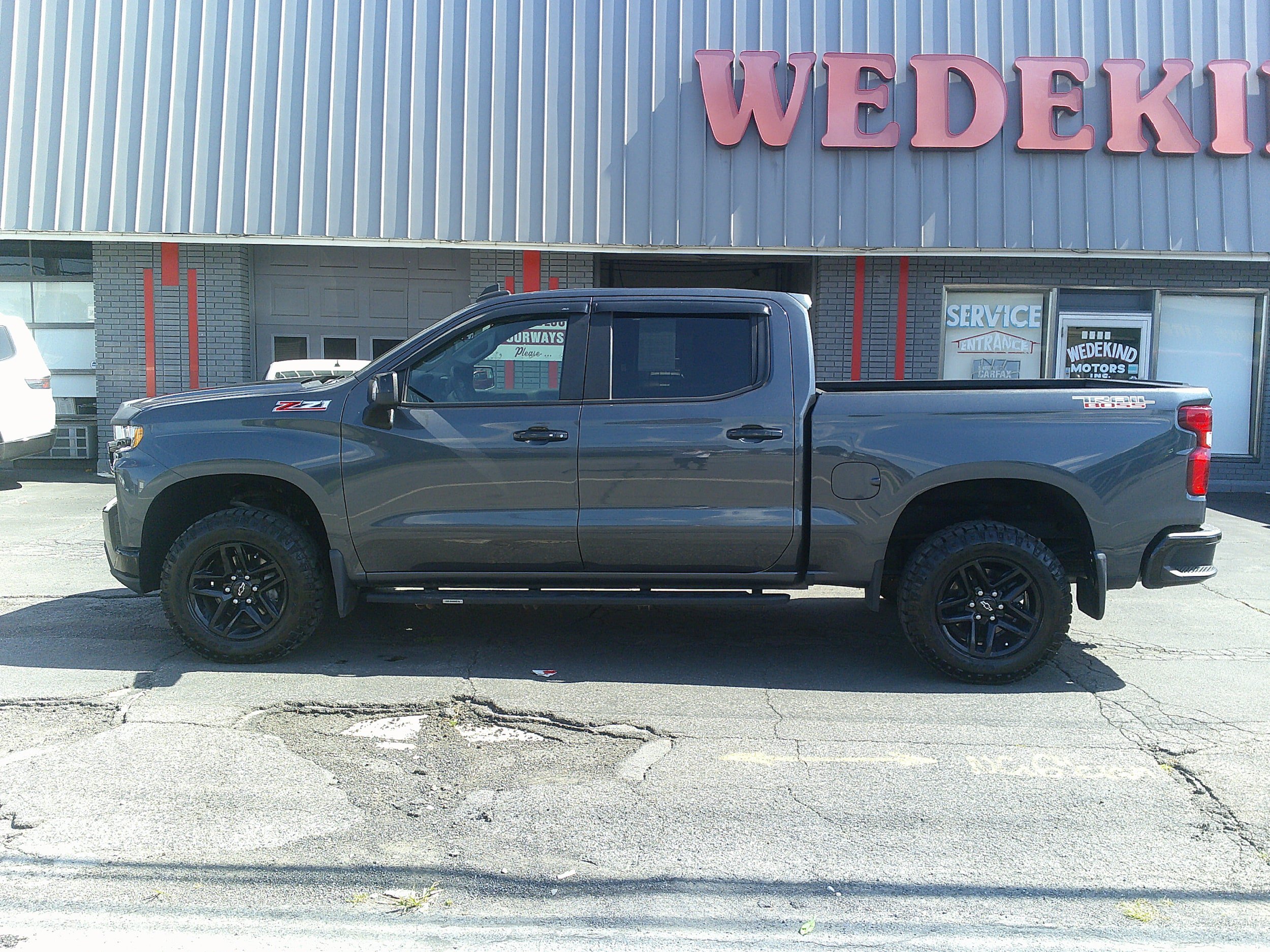 Used 2021 Chevrolet Silverado 1500 LT Trail Boss w/ LT Trail Boss Premium Package AWD/4WD image 2