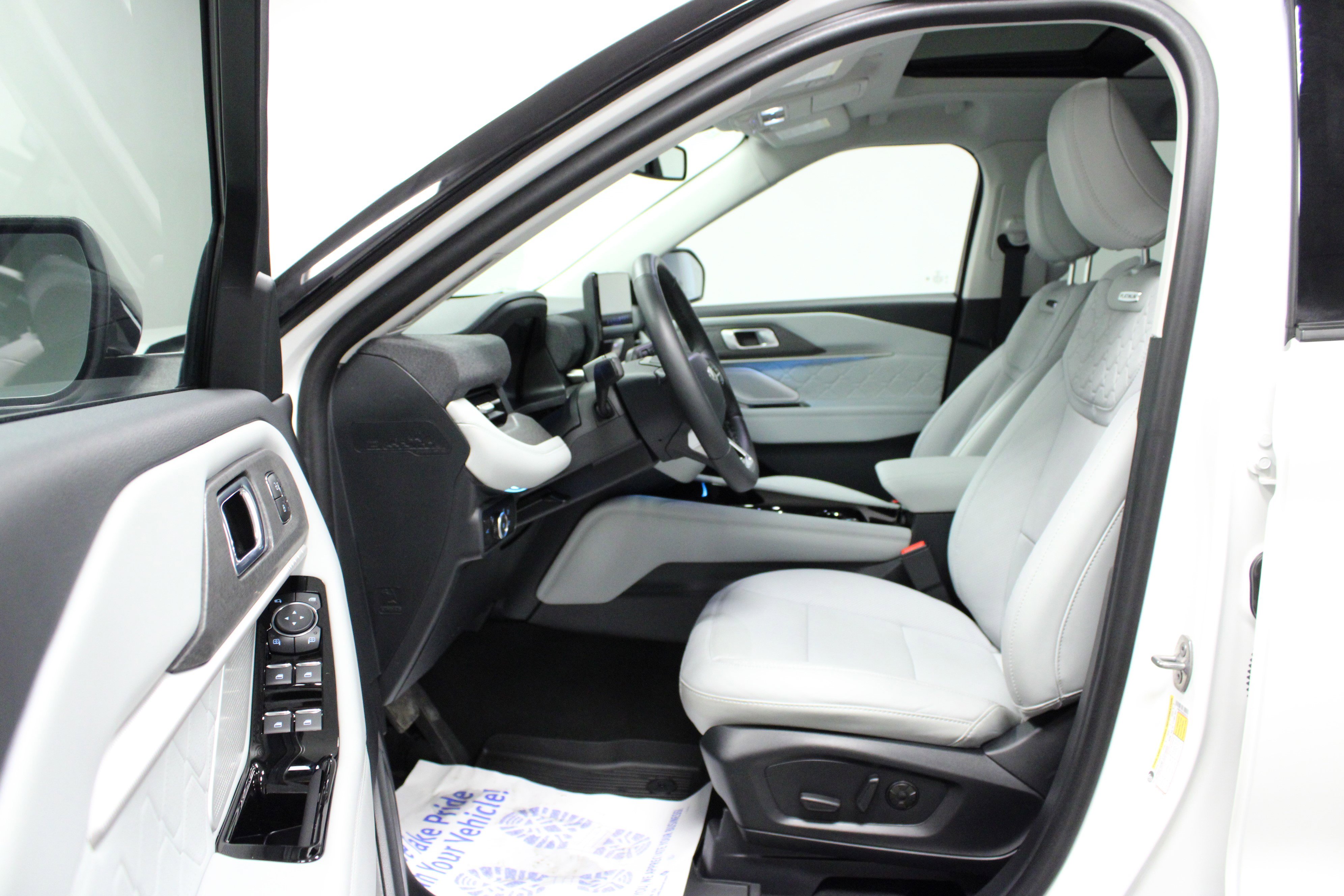 Used 2025 Ford Explorer Platinum w/ Ultimate Package image 12