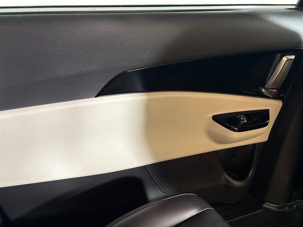 Used 2023 Kia Carnival EX FWD image 17