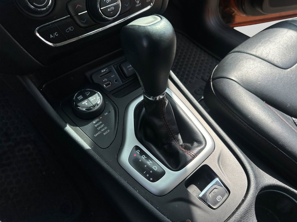 Used 2016 Jeep Cherokee Trailhawk w/ Comfort/Convenience Group AWD/4WD image 19