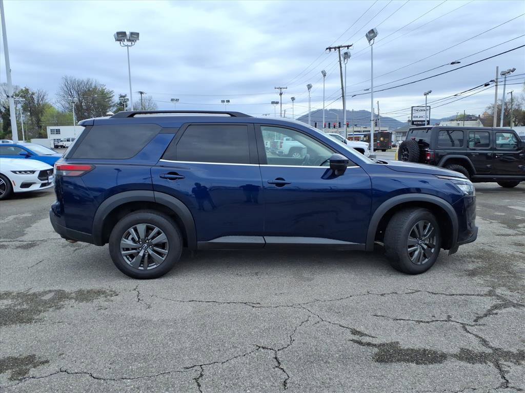 Used 2024 Nissan Pathfinder SV image 3