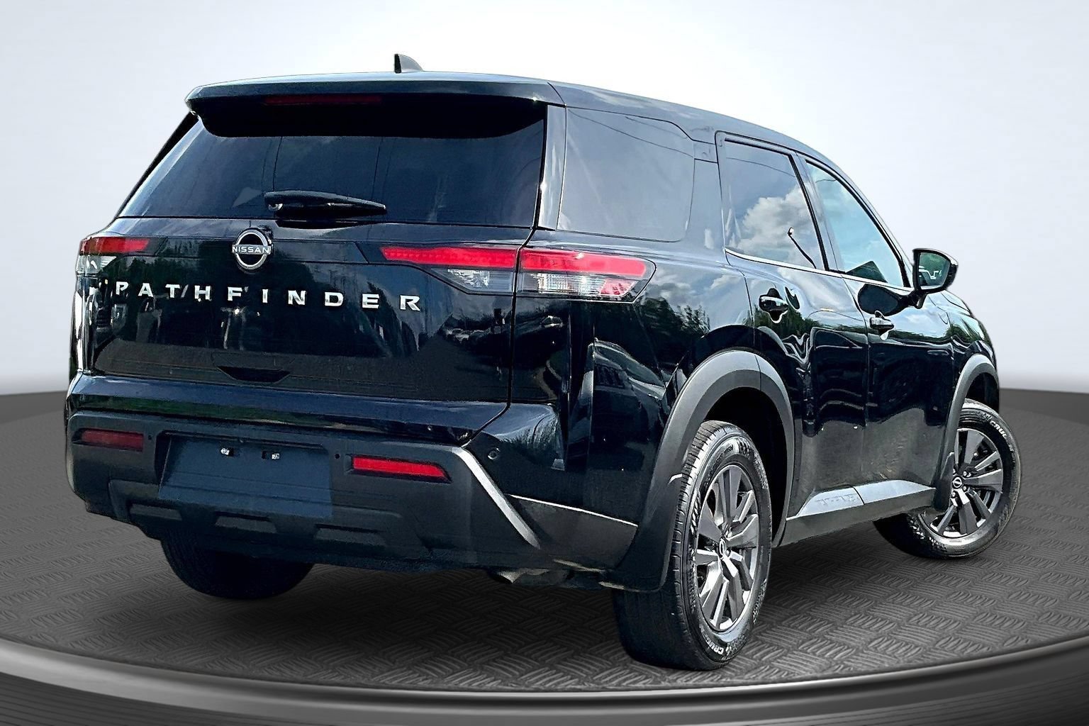 Used 2023 Nissan Pathfinder S FWD image 5
