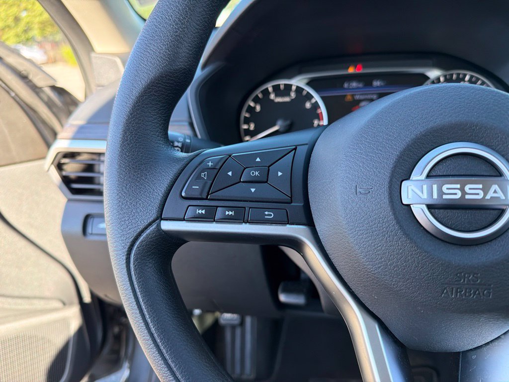 Used 2025 Nissan Altima 2.5 SV FWD image 15