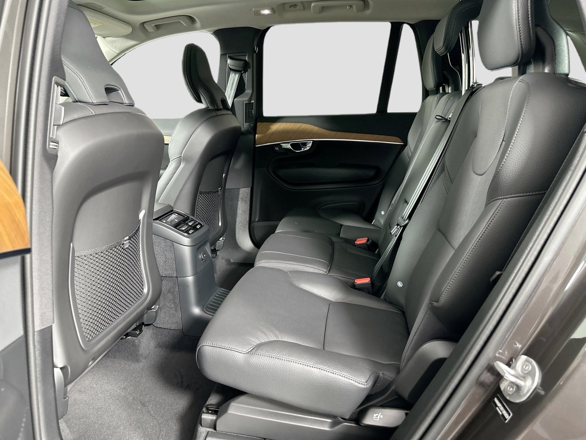 Certified 2025 Volvo XC90 T8 Plus w/ Protection Package Premier AWD/4WD image 16