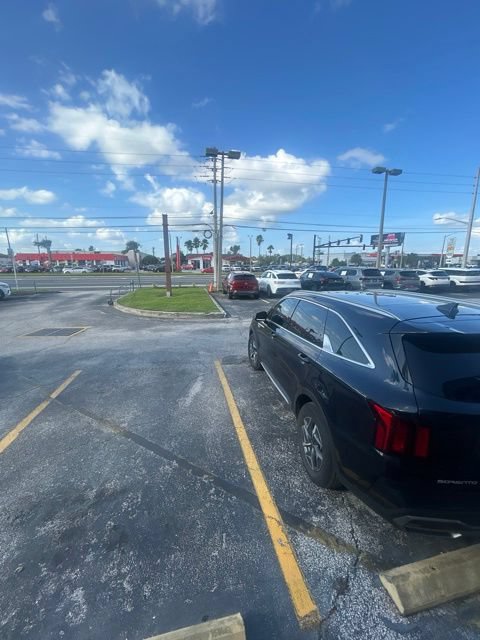 Used 2023 Kia Sorento EX w/ Panoramic Sunroof Package FWD image 4
