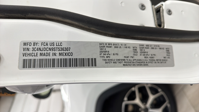 Certified 2025 Jeep Compass Limited AWD/4WD image 34