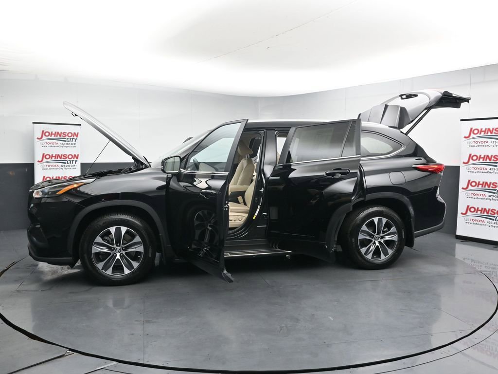 Used 2023 Toyota Highlander XLE AWD/4WD image 45