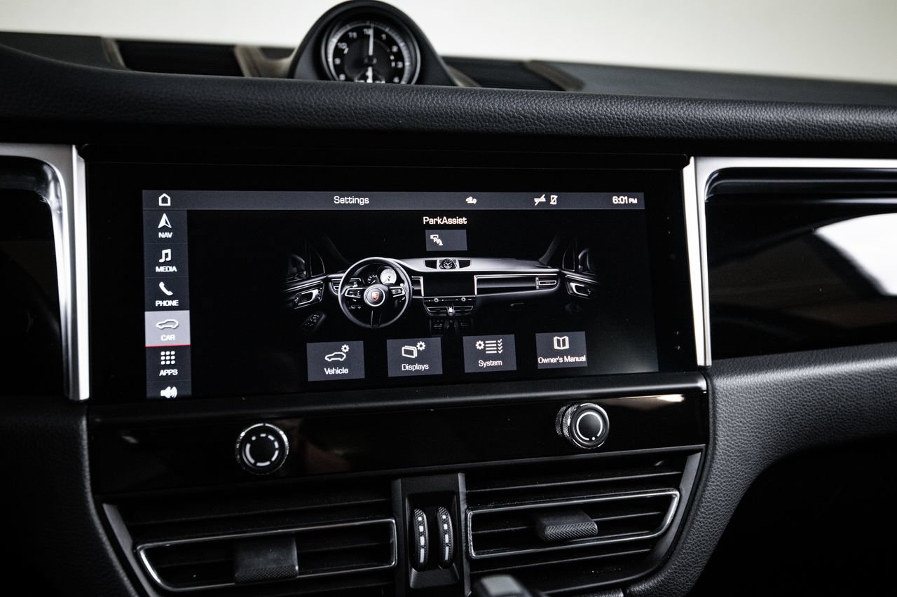 Certified 2023 Porsche Macan AWD/4WD image 18