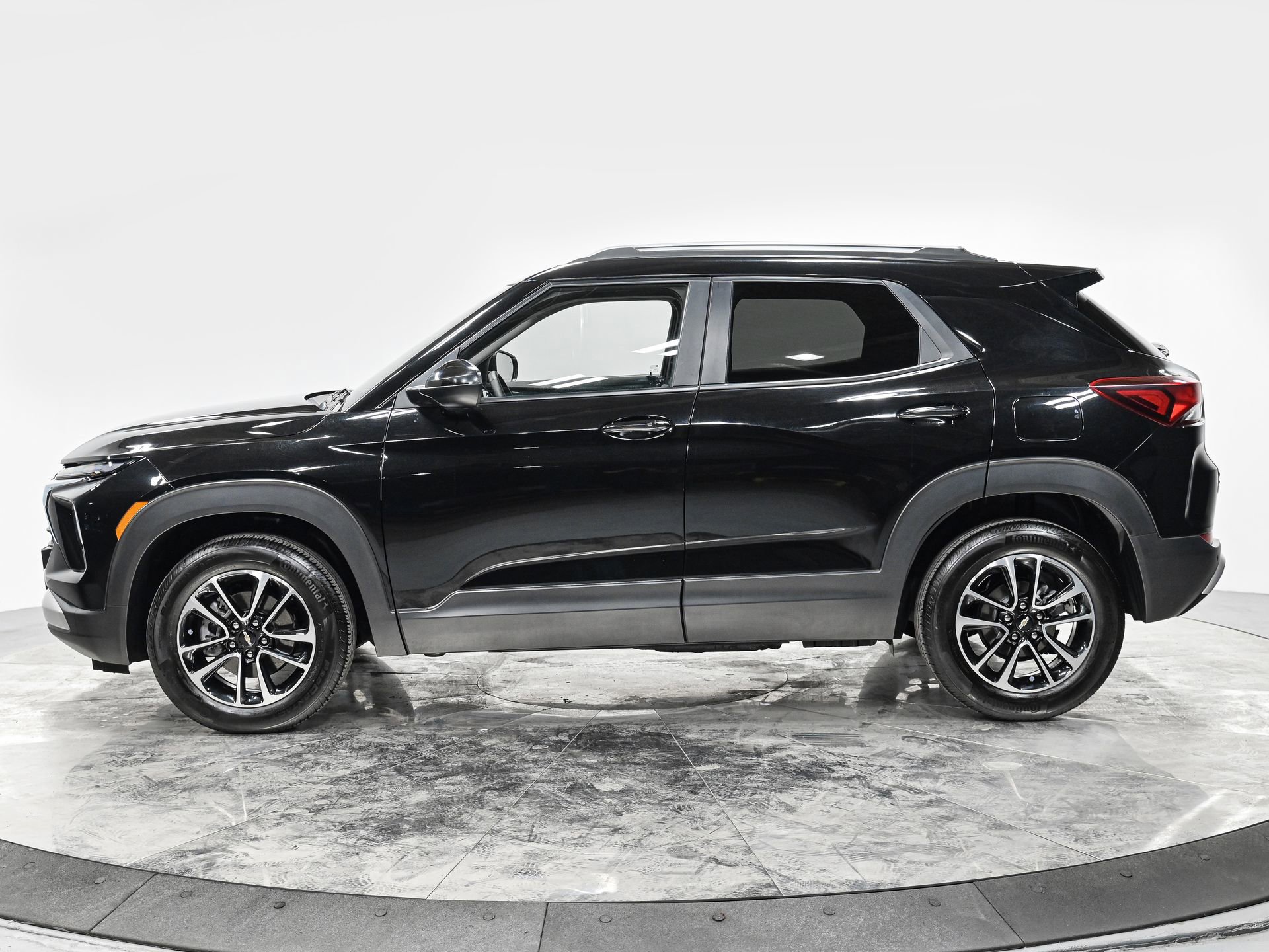 Used 2025 Chevrolet TrailBlazer LT w/ Convenience Package AWD/4WD image 2