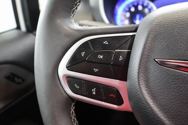 Used 2025 Chrysler Pacifica Select FWD image 16