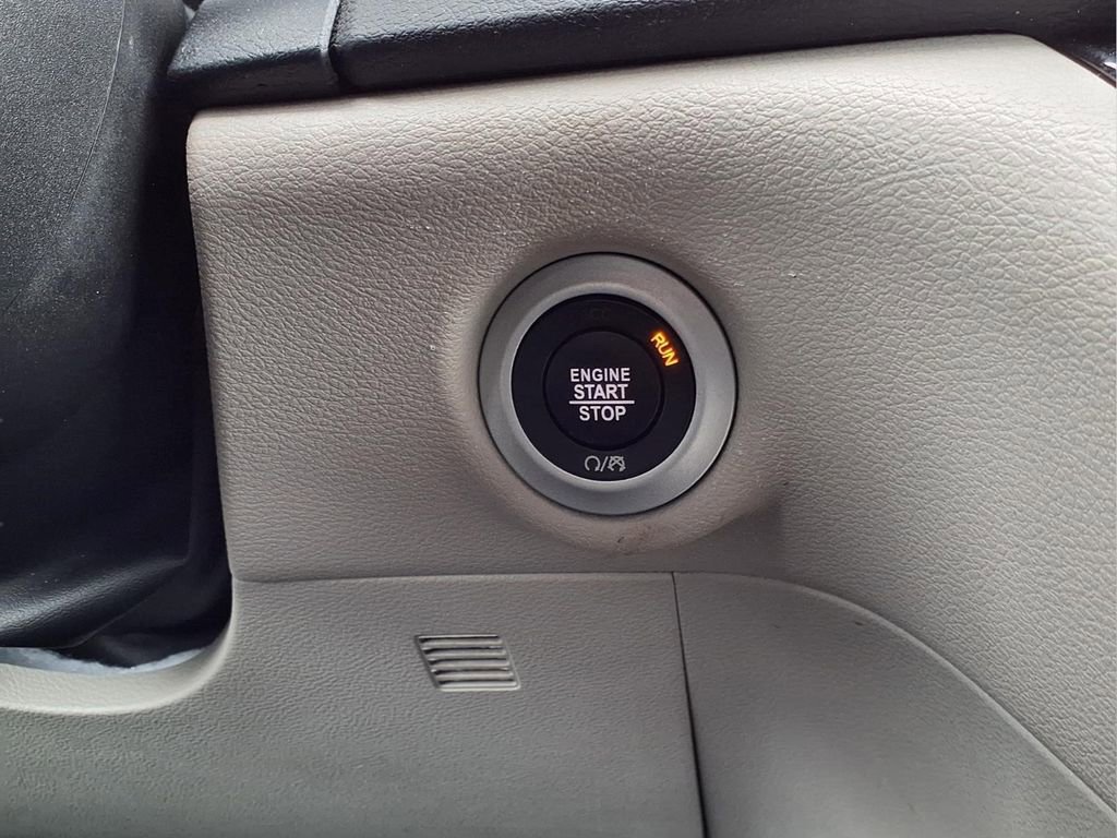 Used 2024 Chrysler Pacifica Touring-L FWD image 16