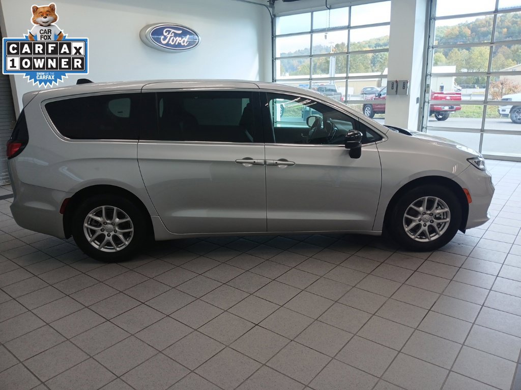 Used 2026 Chrysler Pacifica Select FWD image 16