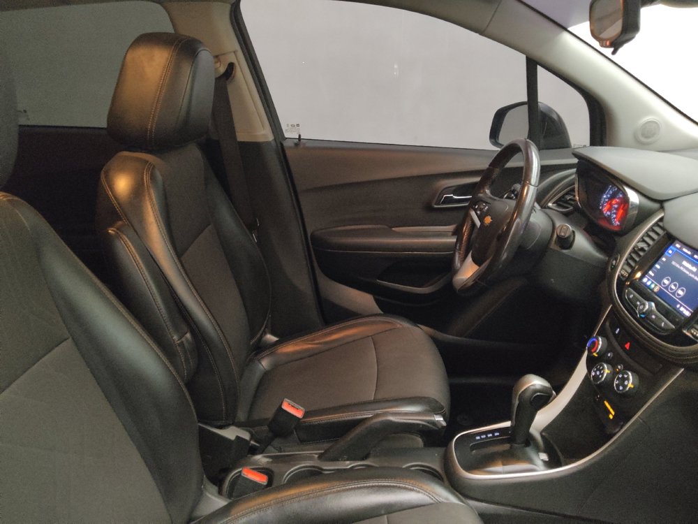 Used 2020 Chevrolet Trax LT w/ LT Convenience Package image 21