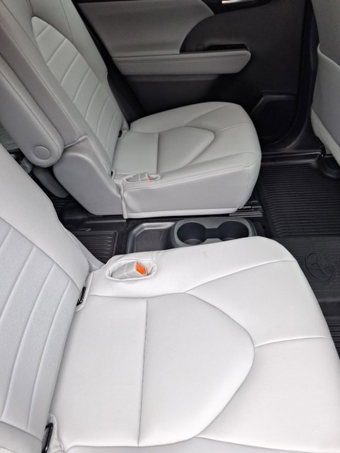 Used 2024 Toyota Highlander LE image 25