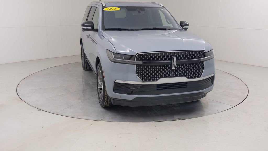 Used 2025 Lincoln Navigator Reserve image 12