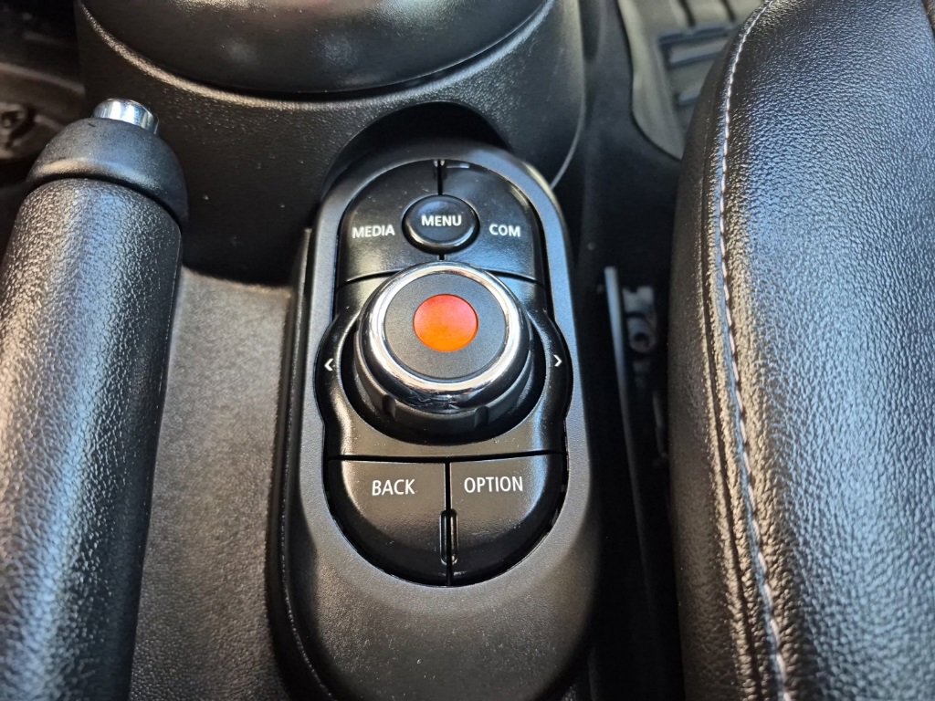 Used 2019 MINI Cooper 2-Door Hardtop w/ Signature Upholstery Package image 19