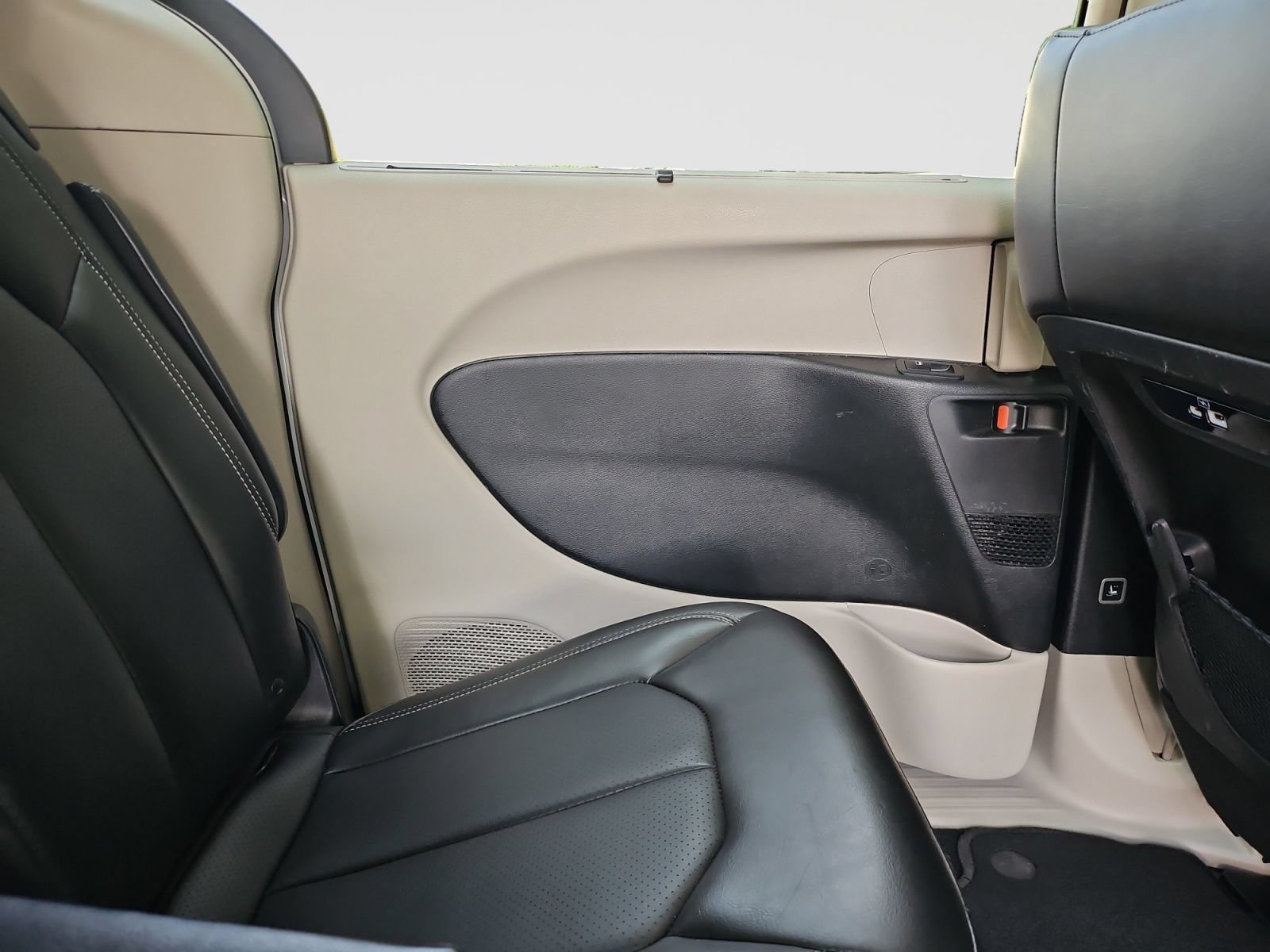 Used 2023 Chrysler Pacifica Touring-L FWD image 36