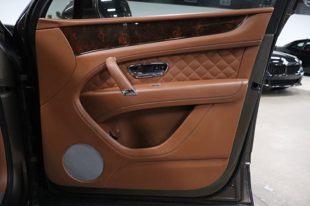 Used 2017 Bentley Bentayga image 24