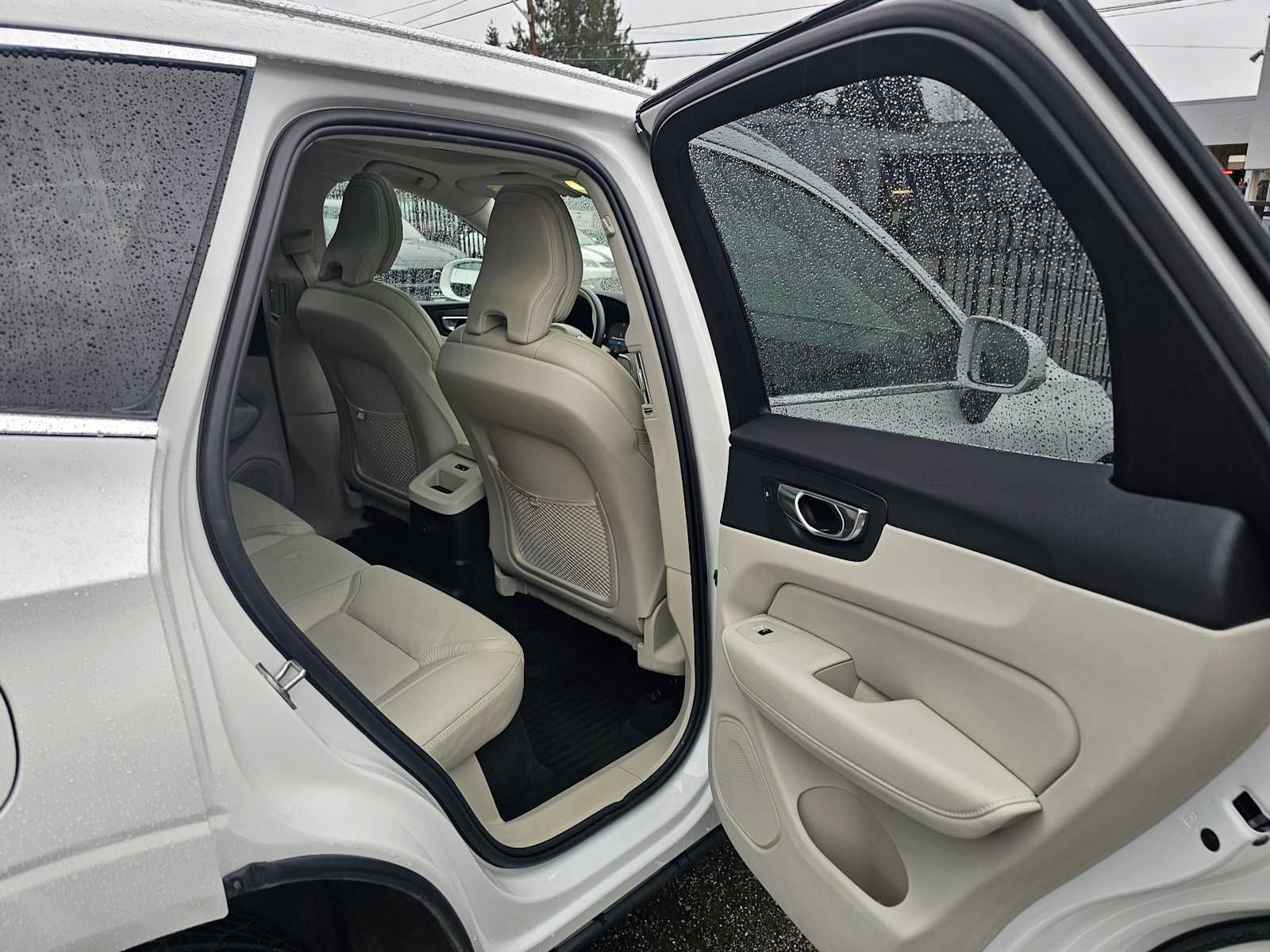 Certified 2023 Volvo XC60 T8 Ultimate w/ Climate Package image 13