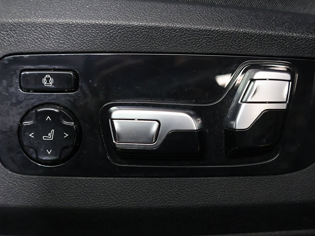 Used 2025 BMW X6 xDrive40i w/ Climate Comfort Package image 33