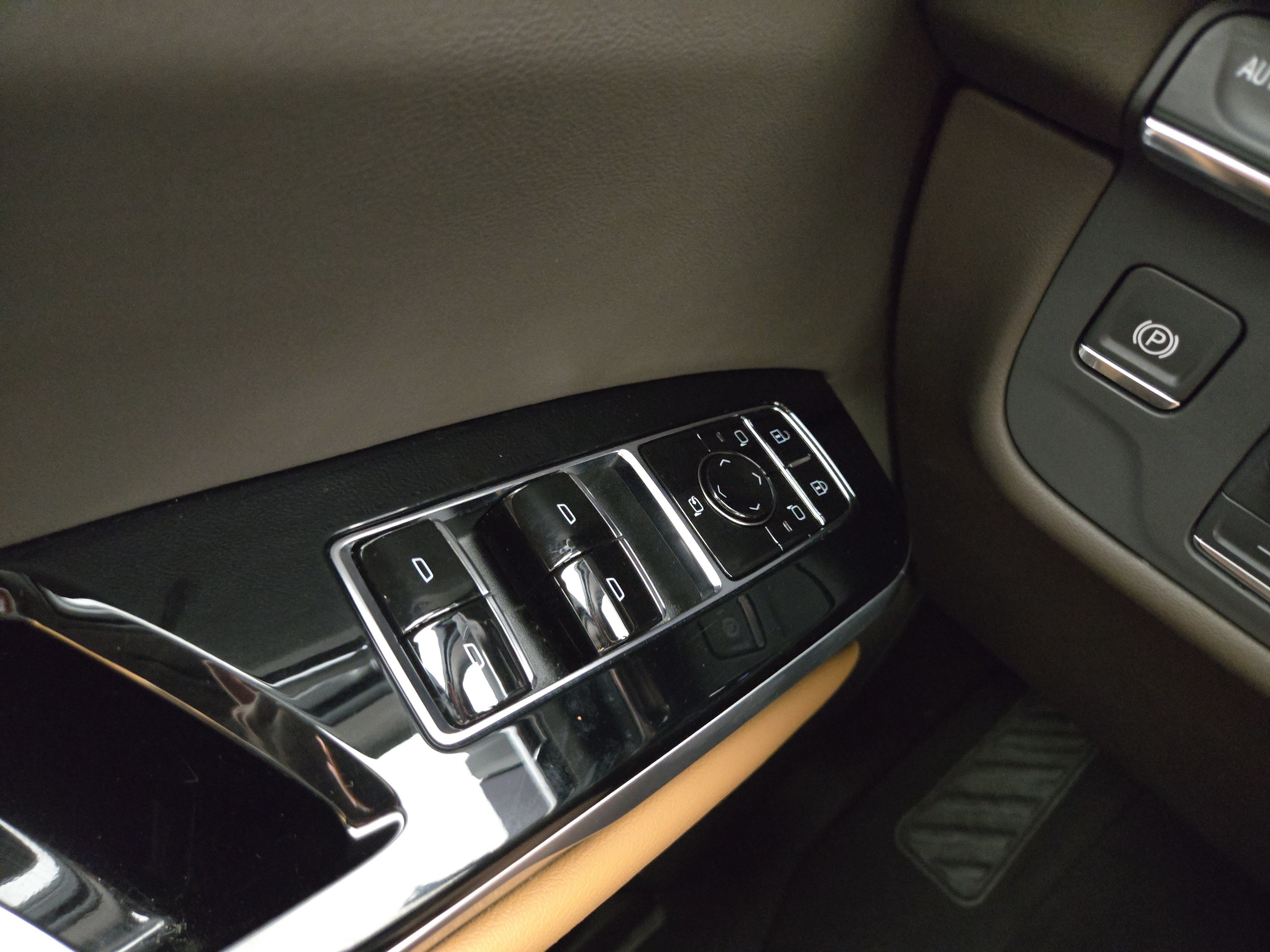 Certified 2025 Cadillac Escalade Premium Luxury w/ LPO, Floor Liner Package AWD/4WD image 31