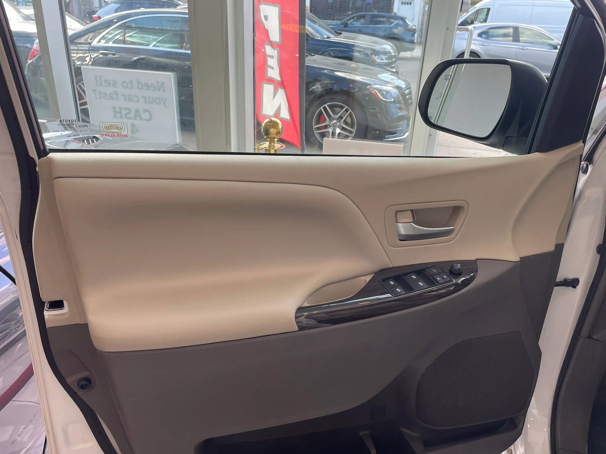Used 2017 Toyota Sienna XLE Premium AWD/4WD image 8