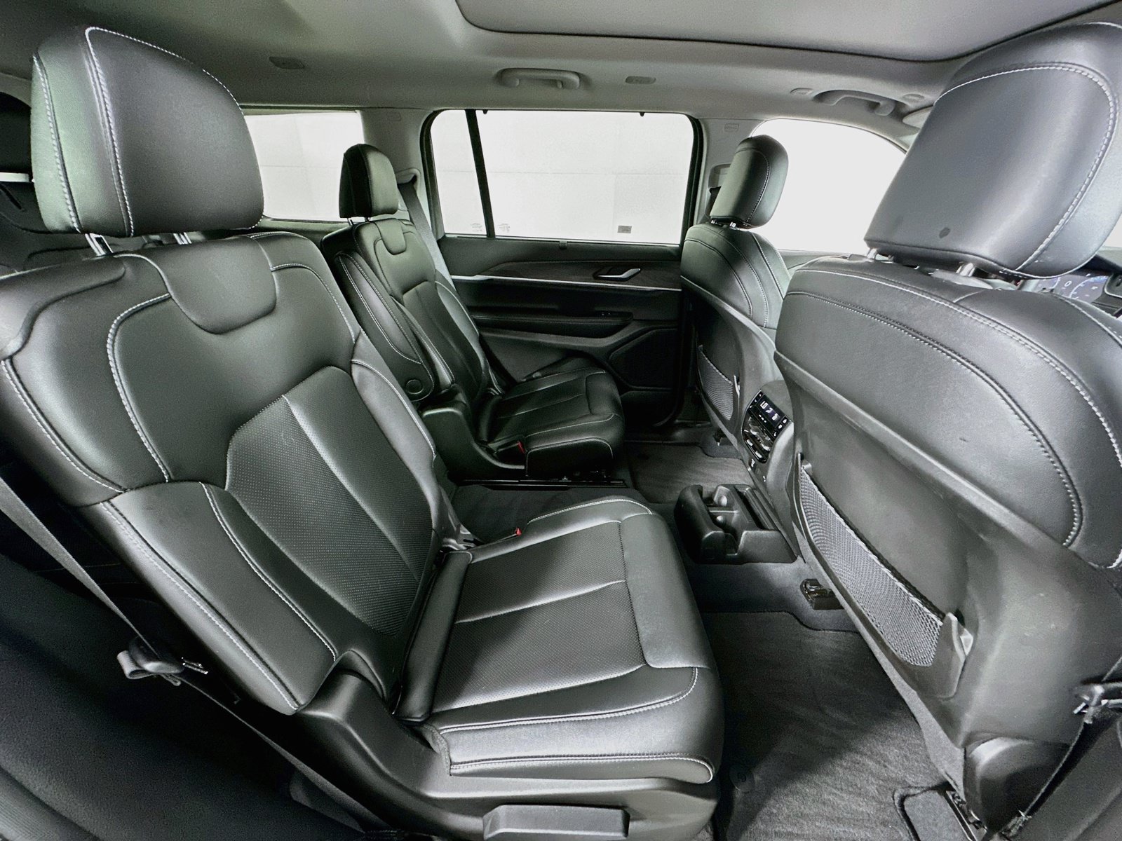 Used 2023 Jeep Grand Cherokee L Limited w/ Luxury Tech Group II RWD image 29