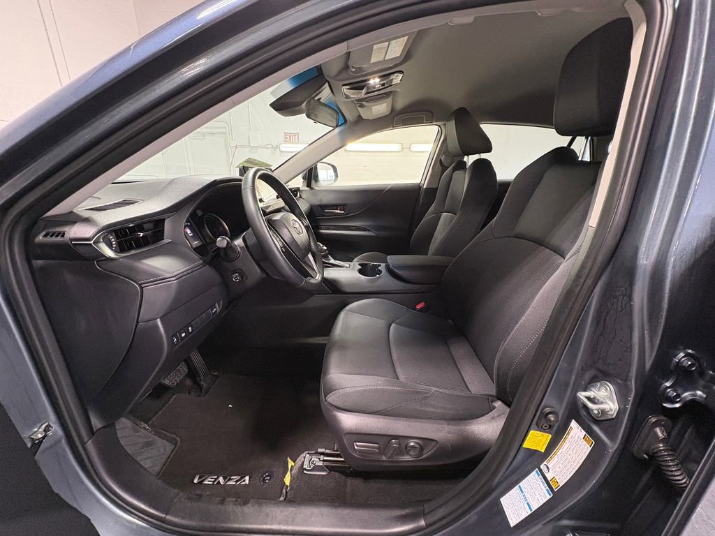 Used 2022 Toyota Venza LE image 15
