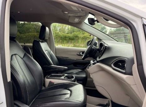 Used 2023 Chrysler Pacifica Touring-L FWD image 16