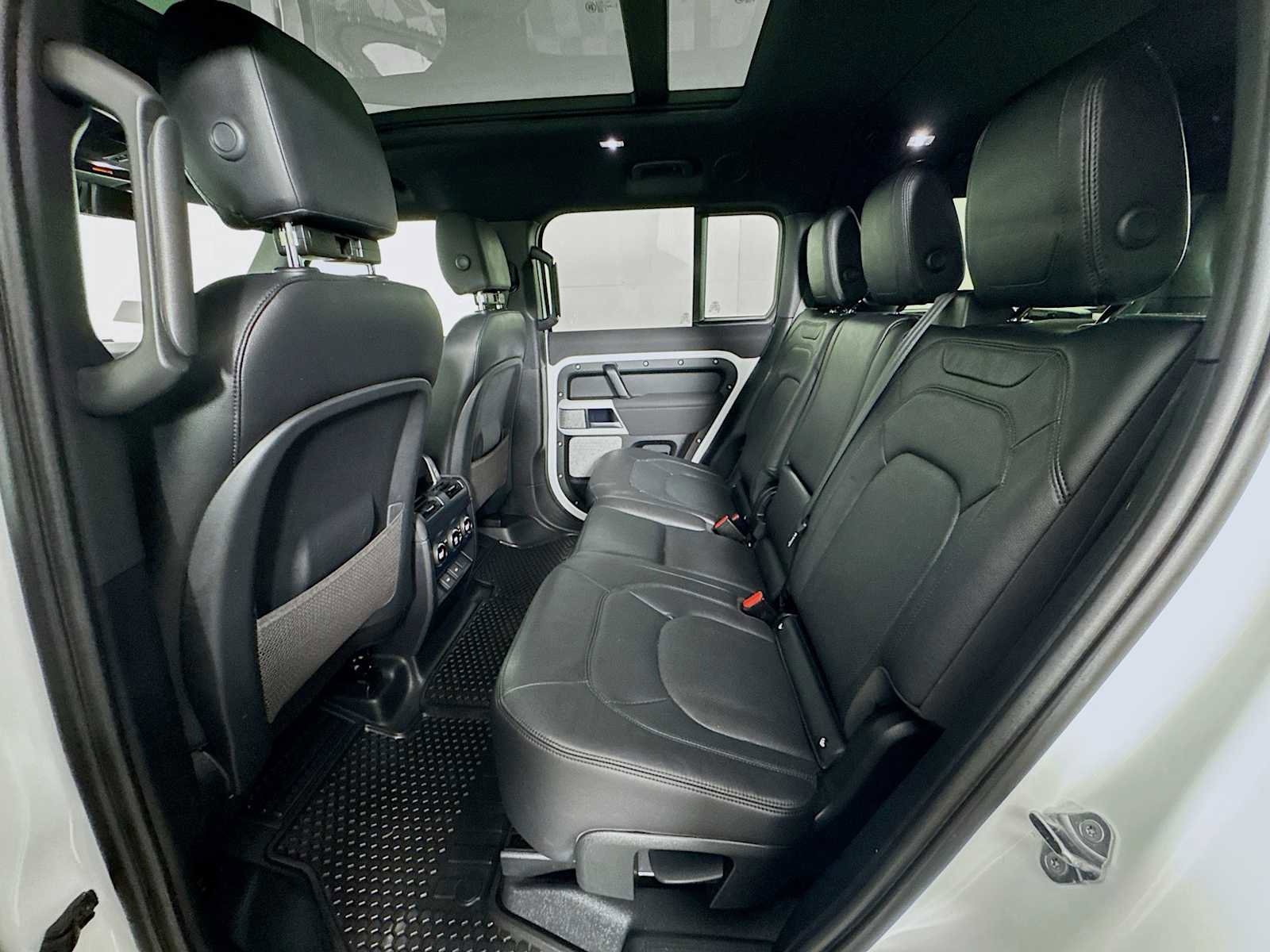 Used 2023 Land Rover Defender 130 SE image 21