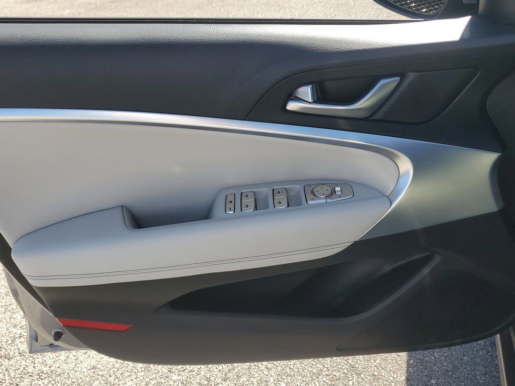 Used 2025 Genesis G70 2.5T image 23