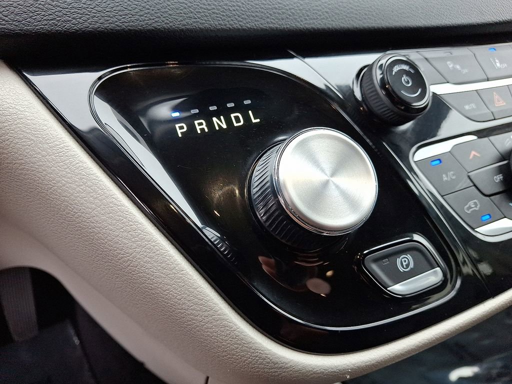 Used 2023 Chrysler Pacifica Touring-L image 15
