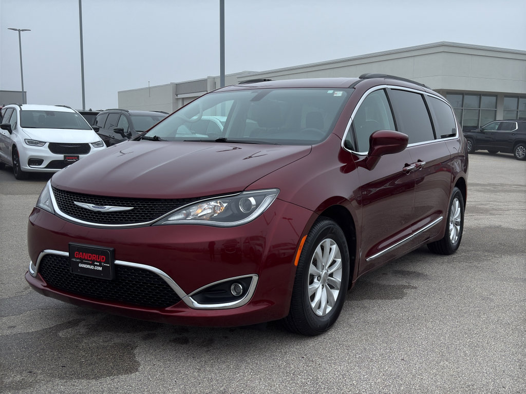 Used 2017 Chrysler Pacifica Touring-L image 2