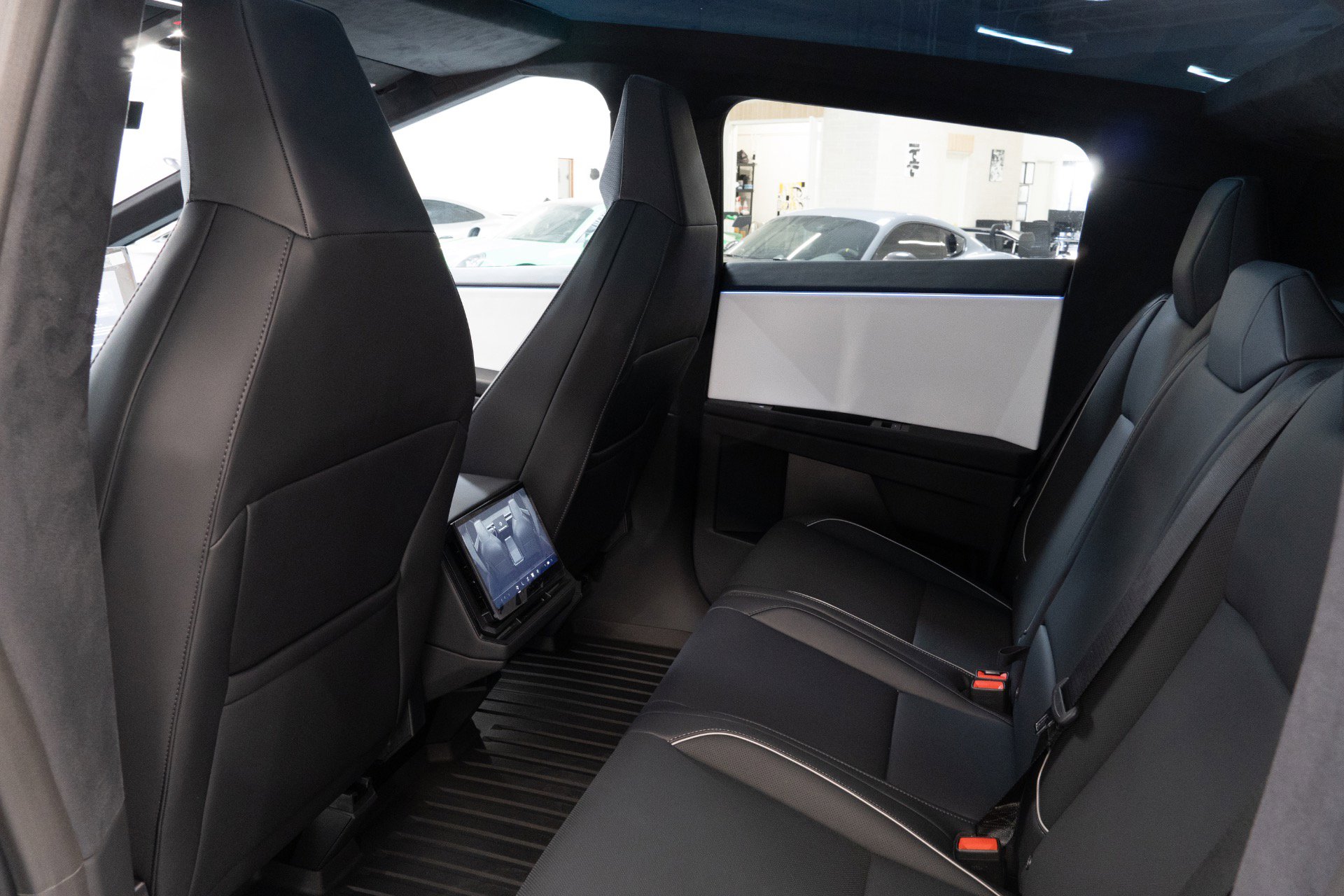 Used 2024 Tesla Cybertruck AWD Crew Cab image 21