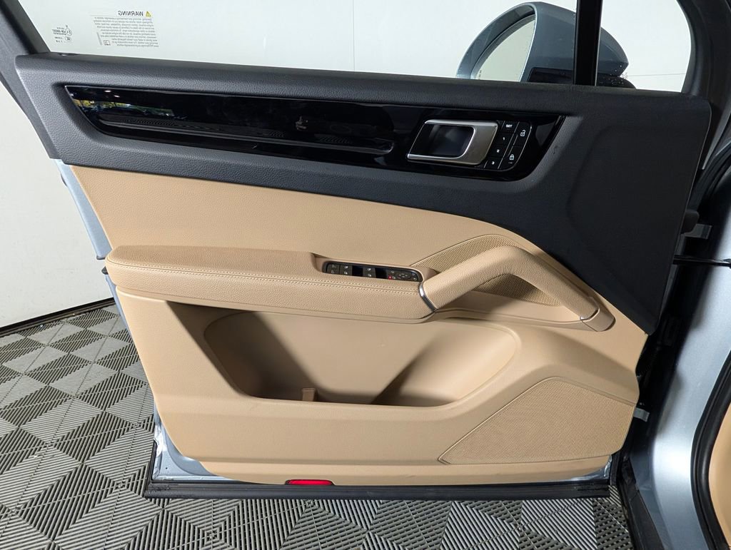 Certified 2023 Porsche Cayenne Platinum Edition image 25