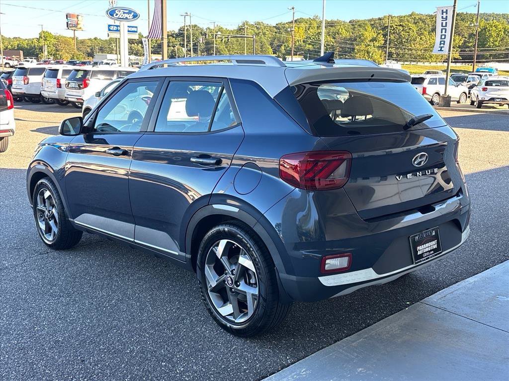 Used 2022 Hyundai Venue Limited FWD image 2