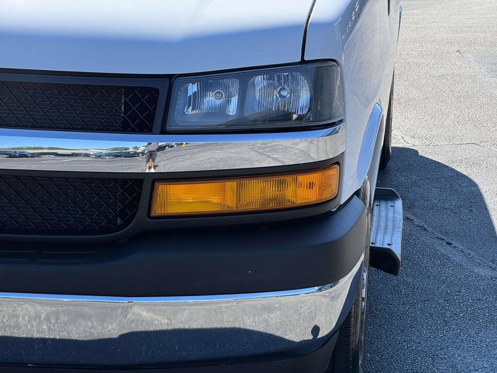 Used 2025 Chevrolet Express 3500 LT w/ LT Preferred Equipment Group RWD image 8