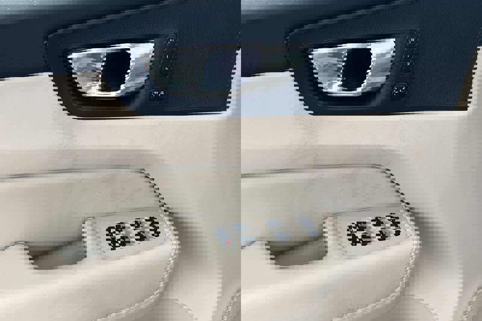 Used 2023 Volvo XC60 B5 Plus image 13