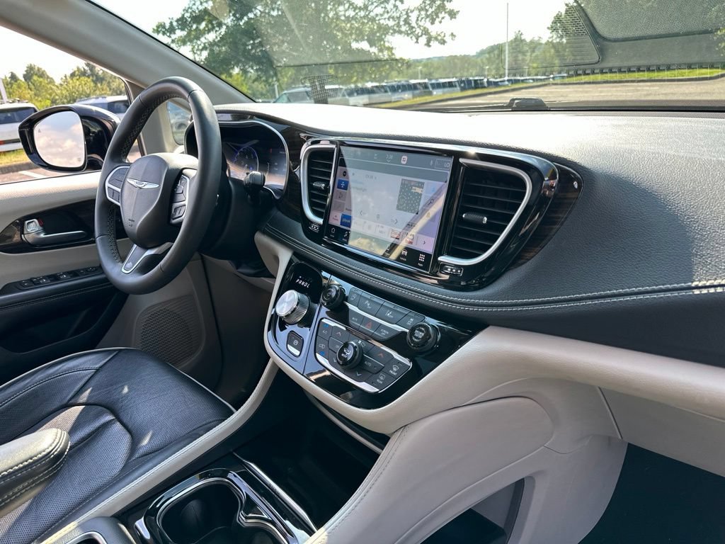 Used 2023 Chrysler Pacifica Limited FWD image 25