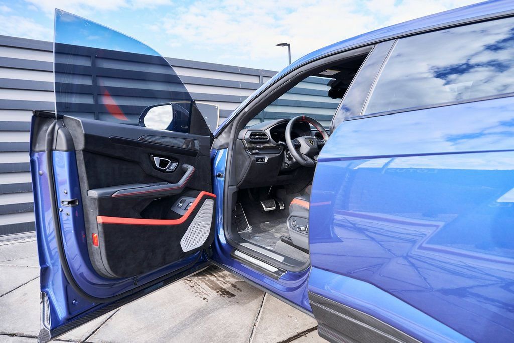 Used 2024 Lamborghini Urus Performante AWD/4WD image 37