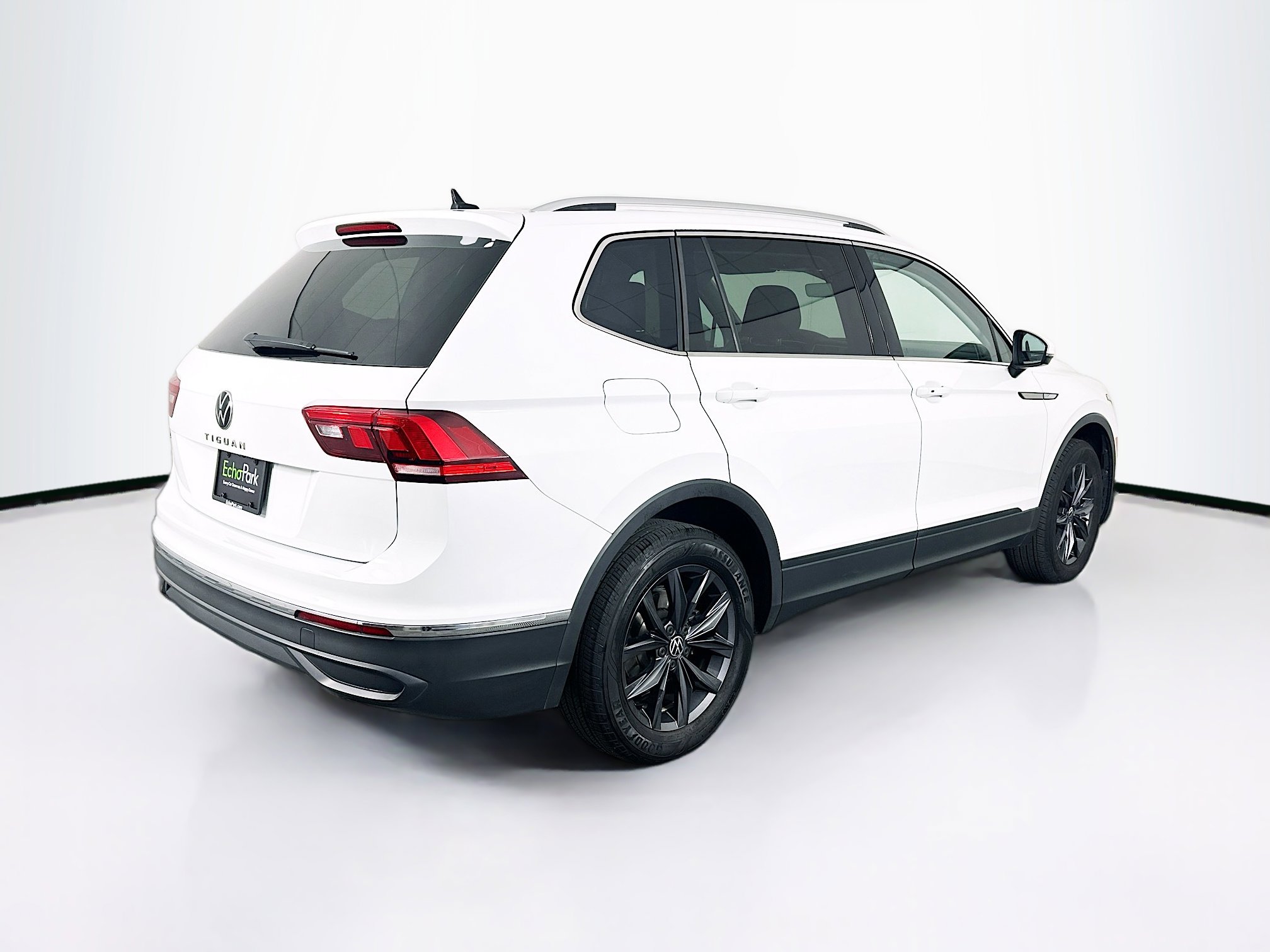 Used 2022 Volkswagen Tiguan SE w/ Panoramic Sunroof Package FWD image 9